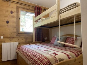 A wooden bunk bed room with a window, a radiator, and a checkered bedspread. - T3 Apartment with WIFI - 4/5 guests, south balcony (Crest-Voland)