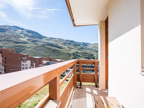 A balcony with a view of a mountainous landscape. - Comfortable apartment with mountain view - 4 guests (Les Menuires)