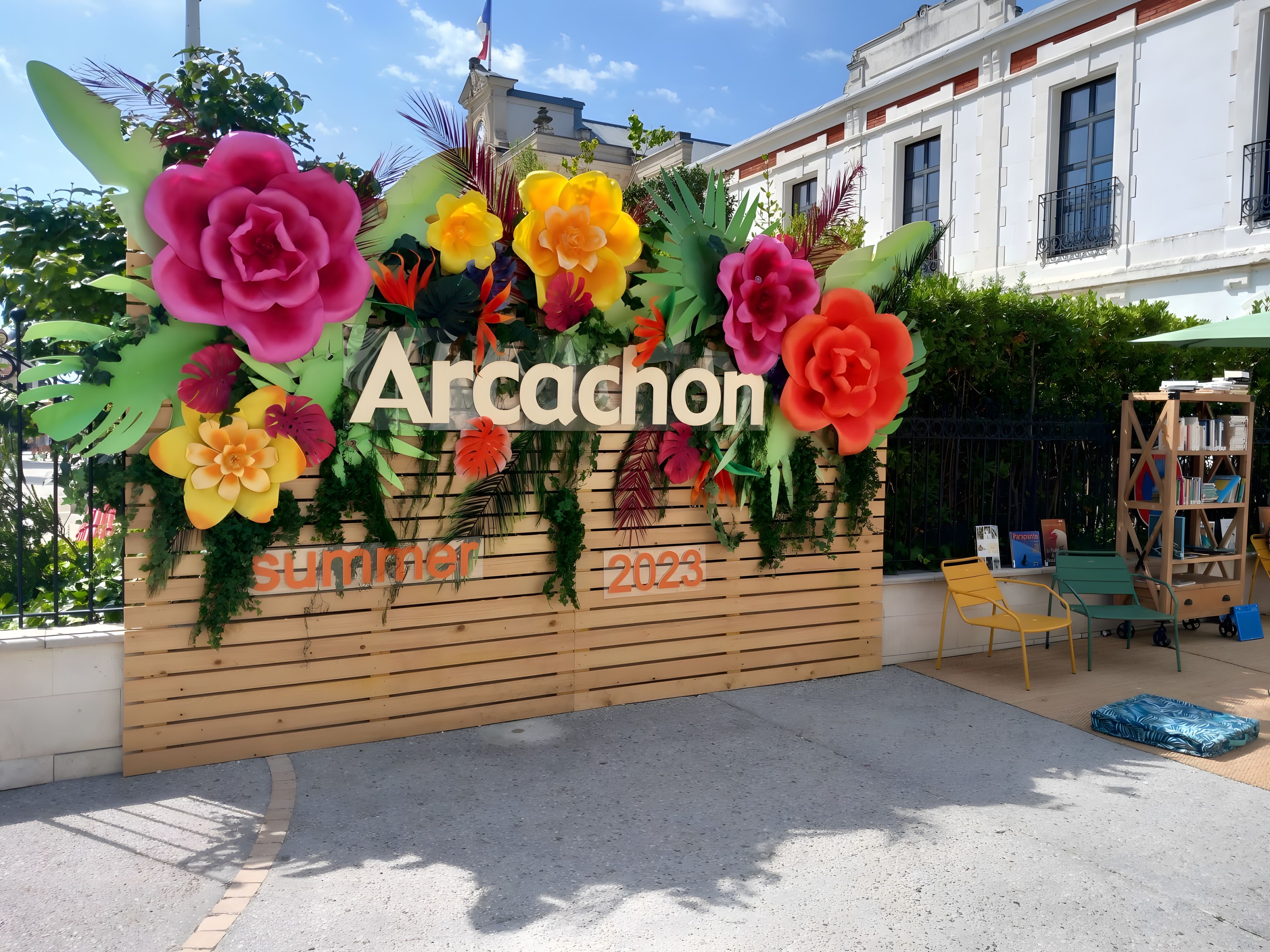 Un mur en bois portant l’inscription « Arcachon » et « Été 2023 », indiquant un événement ou un lieu estival.