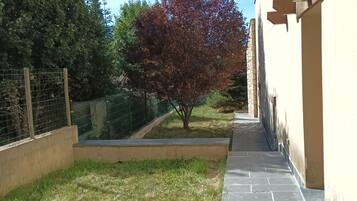 Un camino que lleva a un edificio con un vestíbulo de baldosas de piedra.