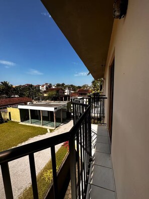 A balcony with a view of a residential area, including houses and a clear sky. - Ubatuba Best Location (Ubatuba)