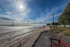 A beach with a bench, a bridge in the background, and a clear sky. - Boutique Apartment Little Gem Hessle, ground floor modern fully renovated 2026 (Hessle)