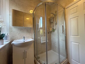 A bathroom with a glass-enclosed shower, a sink, and a mirror. - Boutique Apartment Little Gem Hessle, ground floor modern fully renovated 2026 (Hessle)
