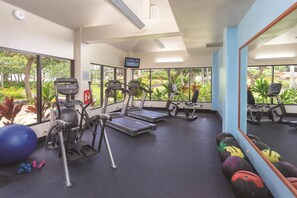 Ett gym med löpband, träningsbollar och hantlar.