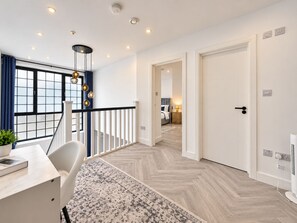 Room - Chic 3BR Duplex | Sleeps 5 | Heart of Fulham (London)