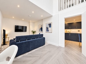 Living area - Chic 3BR Duplex | Sleeps 5 | Heart of Fulham (London)