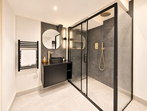 Bathroom - Chic 3BR Duplex | Sleeps 5 | Heart of Fulham (London)