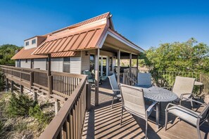 A house with a covered porch and outdoor seating area. - Clean Cozy Cabin, King beds, HotTub, Palo Duro (Canyon)