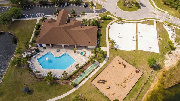 An aerial view of a hotel with a swimming pool, tennis court, and a parking lot. - Lakeside Trafalgar Pool Home, Themed Kids' Rooms (Kissimmee)