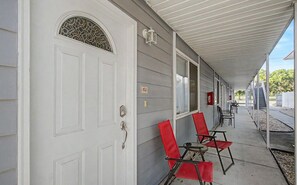 Terrace/patio - Gulf Getaway retreat by the sea. Quiet condo close to everywhere you want to be. (Biloxi)