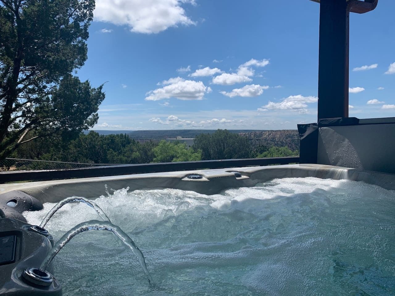 Un jacuzzi con vistas despejadas del paisaje circundante.