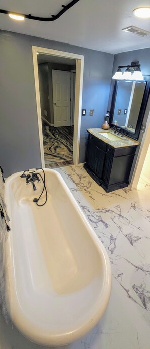 Bathroom - Peaceful Escape Near Wineries, Scenic Parks, Swimming & Historic Attractions (Blackwell)