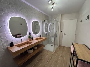Bathroom - Vrbo Property (Saint-Dié-des-Vosges)