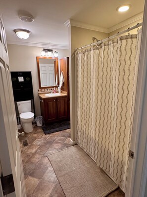 Bathroom - River Cottage with Private Campsite (Rileyville)
