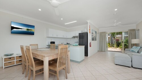 Beautifully renovated single storey beachfront unit with two bathrooms!