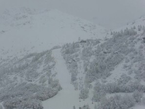 A snow-covered mountain landscape with a ski lift and trees. - Apartment 'Le Bouvreuil Ouille Du Midi' with Mountain View (Bonneval-sur-Arc)