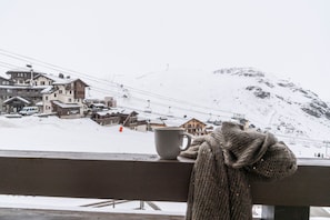 A snowy mountain town with buildings and a ski lift. - Au pied des pistes | Piscine | Esprit famille (Val Thorens)