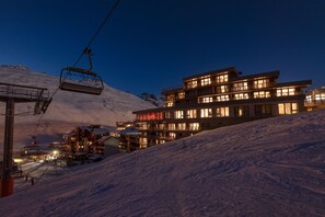 A multi-story hotel with a ski lift in the background. - Au pied des pistes | Piscine sur place | Balcon (Tignes)