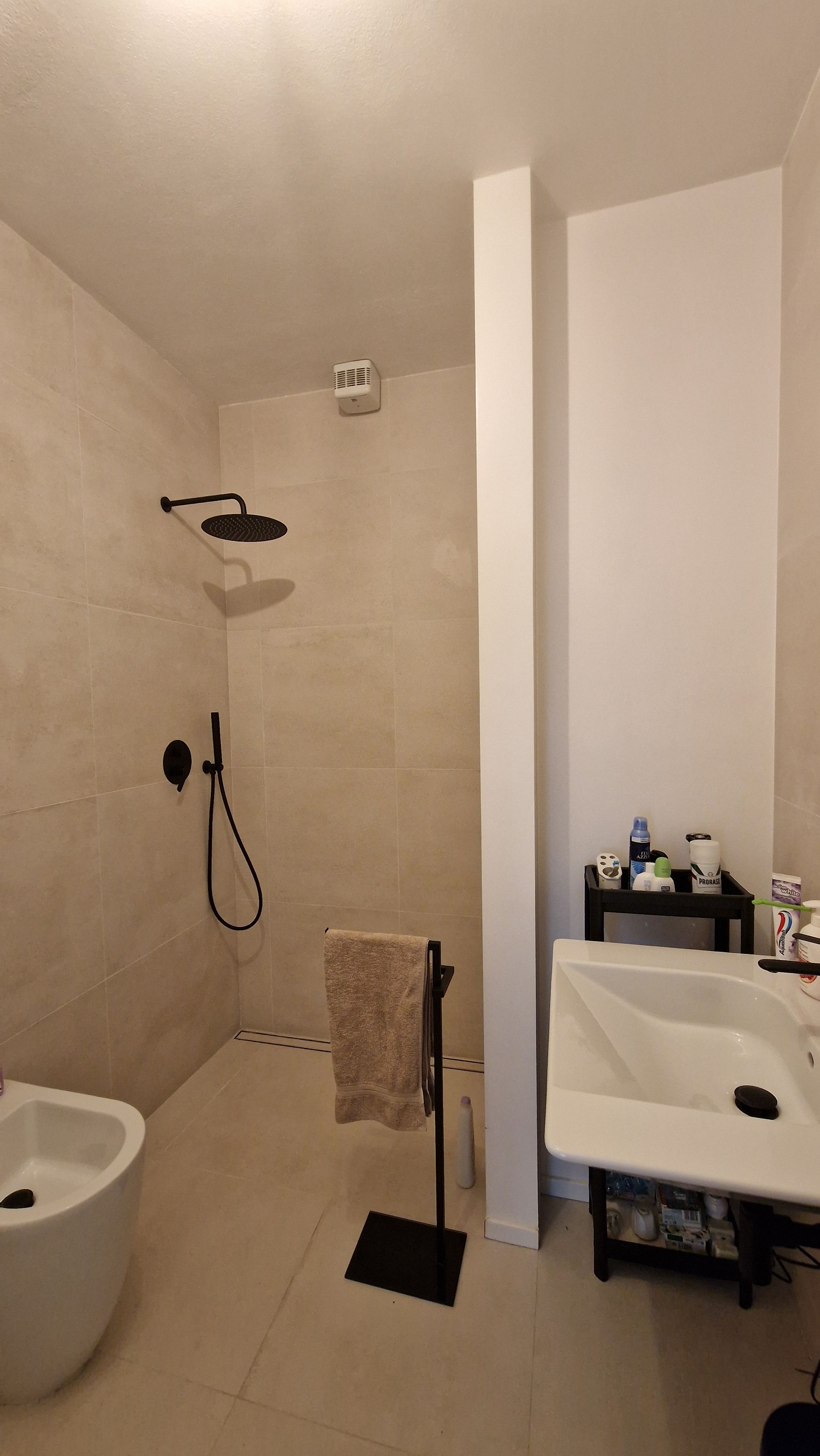 Un baño con ducha, inodoro y lavabo.