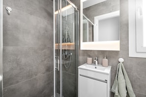 Bathroom - New: 2-Bedroom Family Apartment | Blu Horizon | Pool (Paralimni)