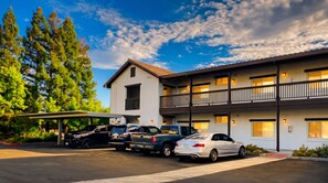 A hotel with a two-story building, a covered parking area, and a row of parked cars. - Sonoma 2BR Condo w/ AC & Kitchen -- Chardonnay (Sonoma)