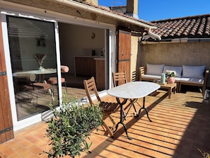 Outdoor dining - (Avignon)