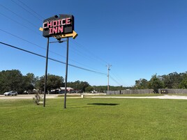 Un letrero para el hotel Choice Inn, con un cielo despejado al fondo.