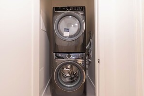 Een kleine, praktische wasruimte met een wasmachine en droger.