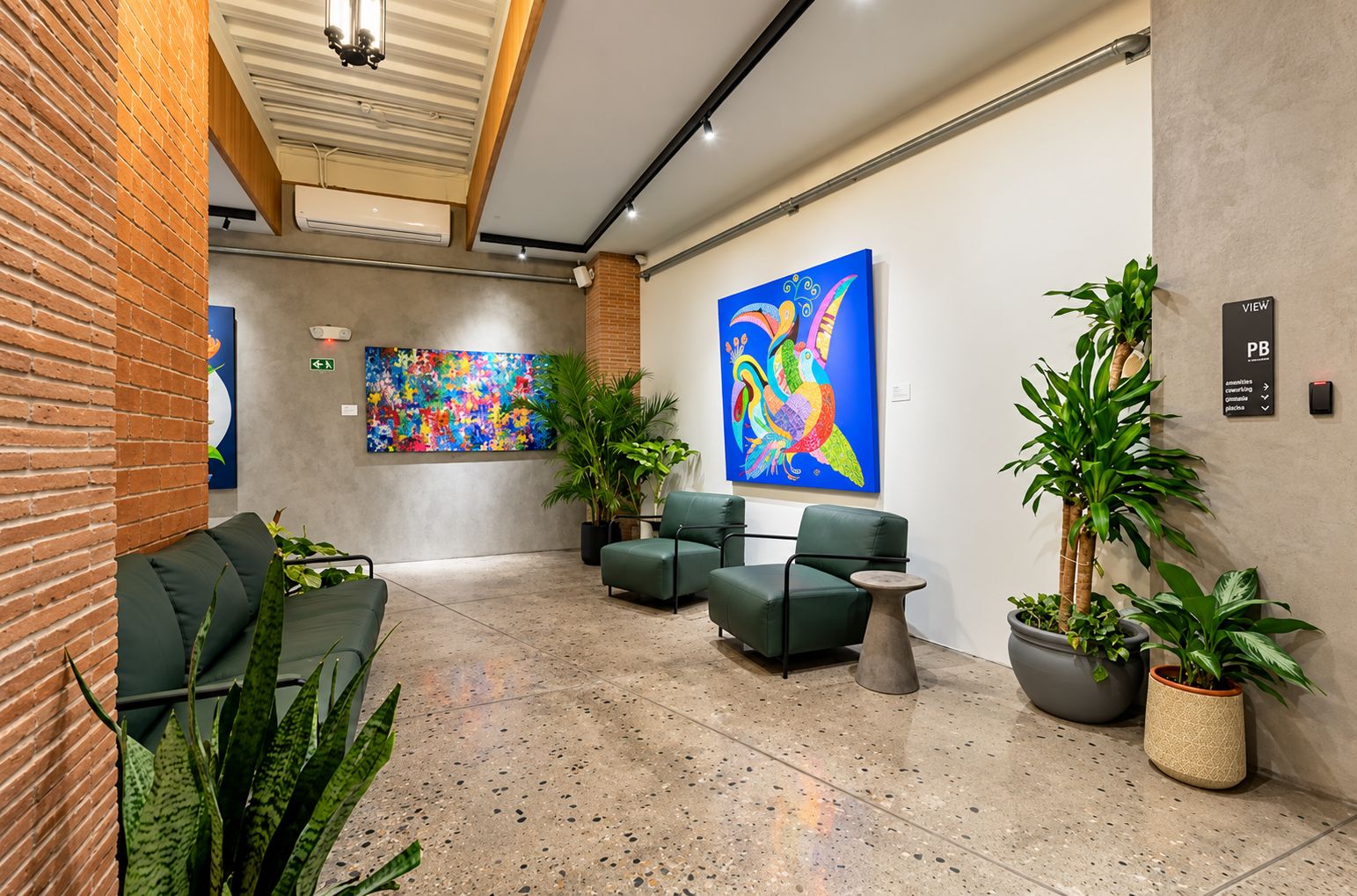 Un hall d’entrée avec des sièges, des œuvres d’art et des plantes en pot.