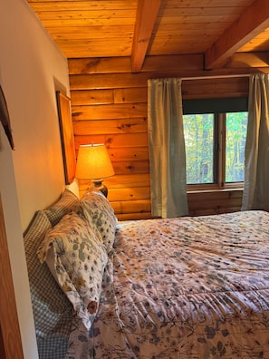 Room - LOG CABIN • 2-bedroom + loft. Access to private association waterfall + courts (Thornton)