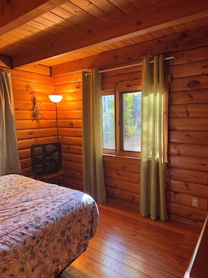 Room - LOG CABIN • 2-bedroom + loft. Access to private association waterfall + courts (Thornton)