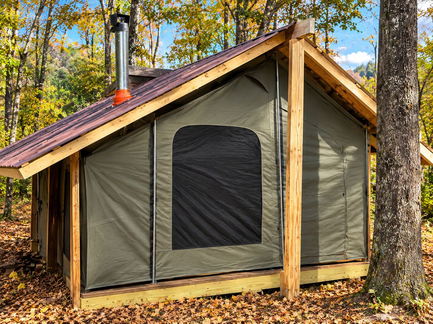 Une petite cabane d’une seule pièce, avec un toit en pente, une cheminée et une grande fenêtre.