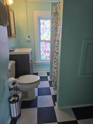 Bathroom - Delightful 2-bedroom apartment in Cortland for your getaway (Cortland)