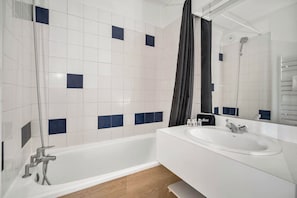 A modern bathroom with a bathtub, a sink, and a shower. - AEA - Les Belleville (Les Belleville,)