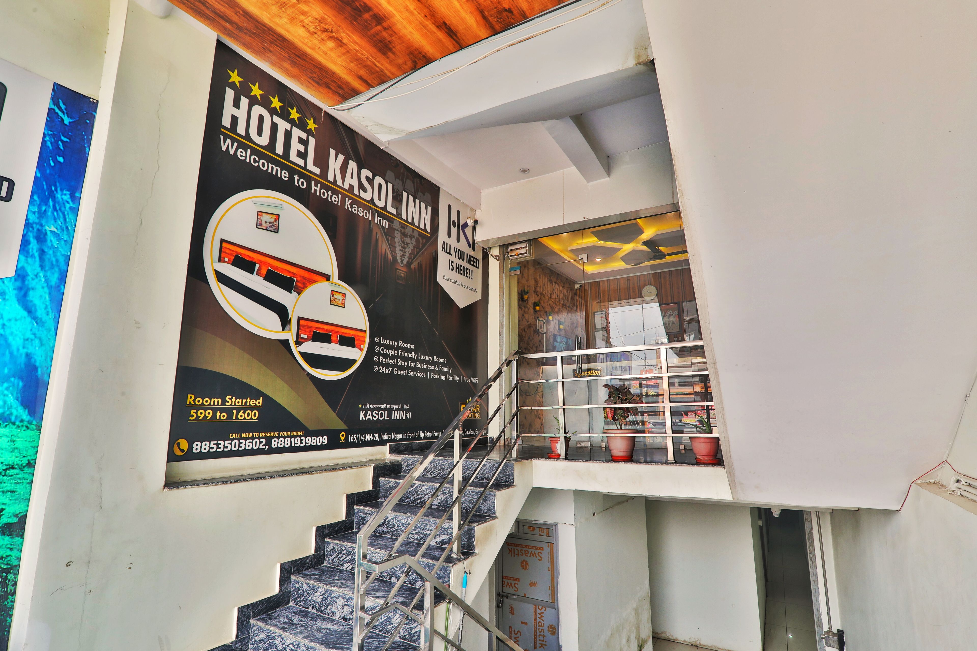 Interior de un hotel con una escalera que conduce a la recepción.