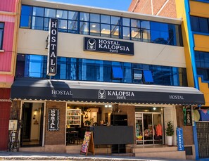 A building with a sign for 'HOSTAL KALOPSIA SUITE' indicating a hotel or hostel. - Hostal Kalopsia Suites (La Paz)