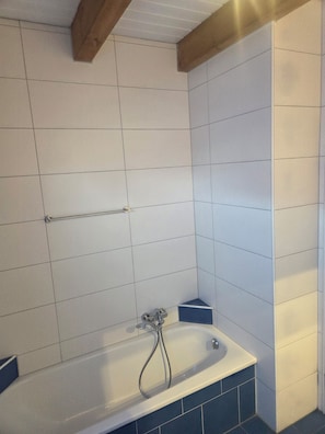 Bathroom - Vrbo Property (Dornum)