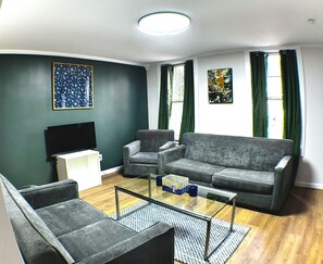 Living area - 3-bedroom Short or Midterm Stay close 2 airport -EWR- & EZ commute to NYC (Rahway)