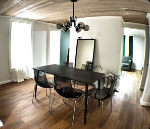 Dining - 3-bedroom Short or Midterm Stay close 2 airport -EWR- & EZ commute to NYC (Rahway)