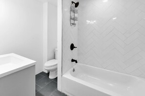 Bathroom - 3-bedroom Short or Midterm Stay close 2 airport -EWR- & EZ commute to NYC (Rahway)