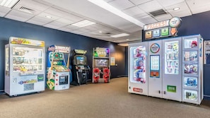 Ein Spielbereich mit verschiedenen Spielautomaten und einer Lotterie-Station.