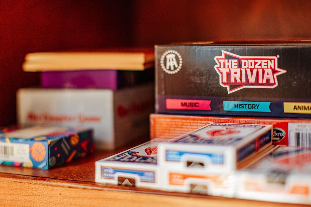 Una colección de cajas de juegos de preguntas, incluyendo 'The Dozen Trivia', con categorías visibles como música, historia y animales.