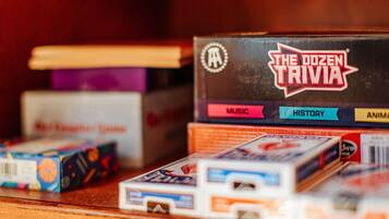 Una colección de cajas de juegos de preguntas, incluyendo 'The Dozen Trivia', con categorías visibles como música, historia y animales.