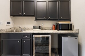 Downstairs suite kitchenette photo #1 - Panoramic Lake Views, Hot Tub, Expansive Decks - Sleeps 8, Kayaks, Dogs Welcome (Canyon Lake)