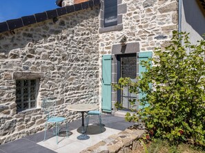 Outdoor dining - Vrbo Property (SAINT GEORGES DE MONS)