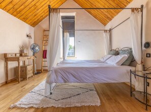 Room - Vrbo Property (SAINT GEORGES DE MONS)