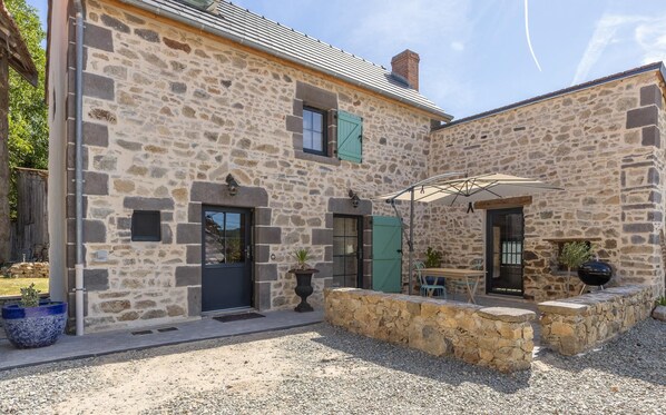Outdoor dining - Vrbo Property (SAINT GEORGES DE MONS)