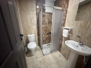 A bathroom with a shower, toilet, and sink. - Avka Palace Hotel (Edirne)
