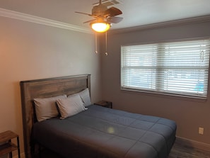 Room - Poolside Paradise Centrally Located and Still Your Private Escape. (Gulfport)