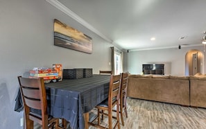Dining - Poolside Paradise Centrally Located and Still Your Private Escape. (Gulfport)